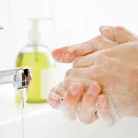 Washing hands. © Istock