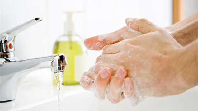 Washing hands. © Istock