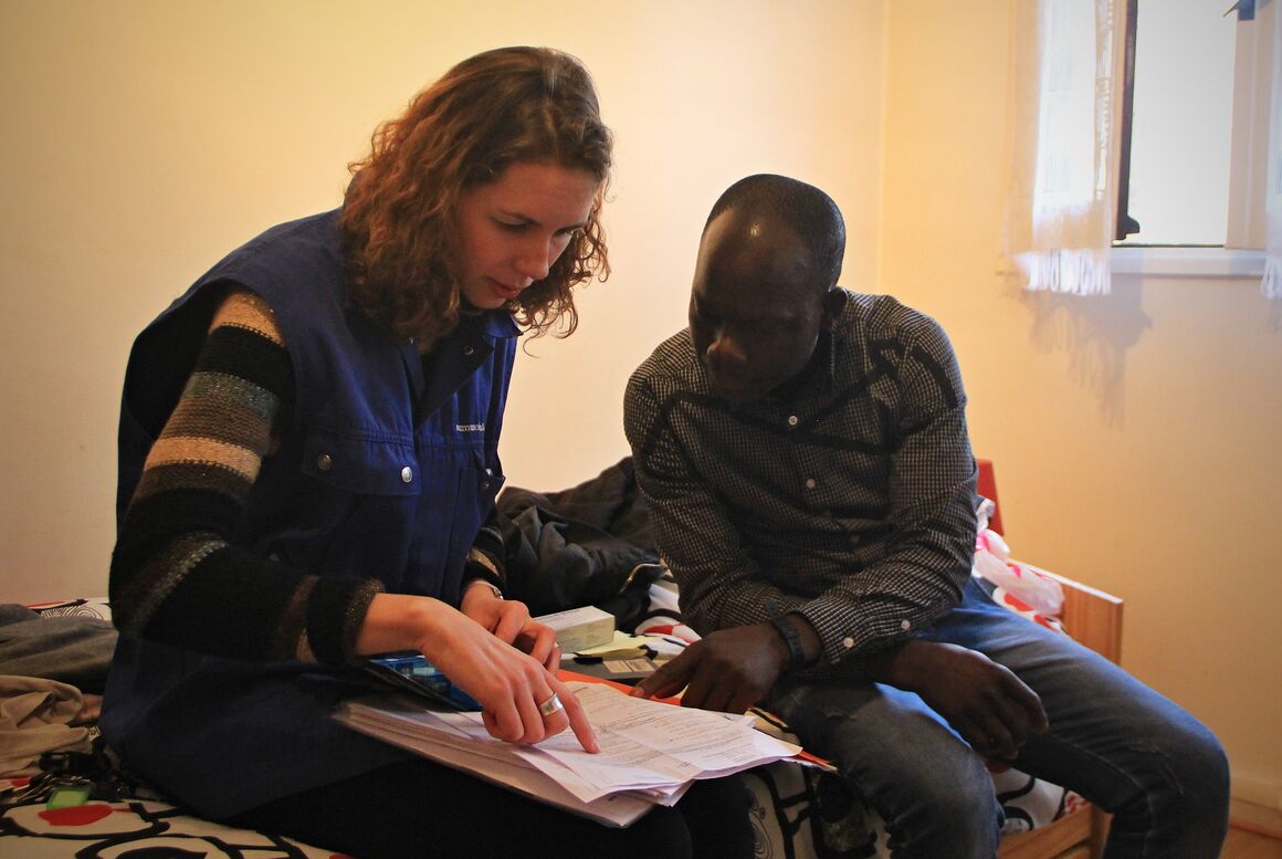 EMLT nurse counseling in shelter by Loisel