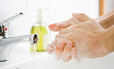 Washing hands. © Istock